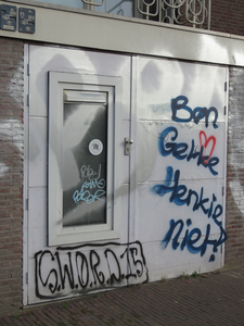 829136 Afbeelding van graffiti met o.a. de tekst 'Ben Gekke Henkie niet?', op een paneel naast het pand Oudenoord 1 te ...
